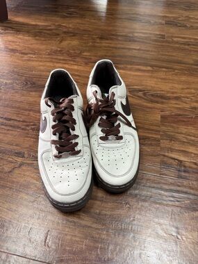 Nike White and Brown Low-Top Sneakers